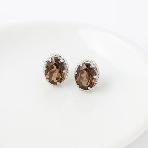 Pendientes de tuerca ovalados de cuarzo ahumado clásicos y modernos para mujer de Rhaya Jewels, chapados en rodio, de plata de ley, para fiesta de compromiso o boda - Product Image 3