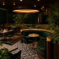 Ensemble de mobilier commercial pour l'hôtellerie et la restauration : banquette rembourrée avec base en bois, table et chaise pour café