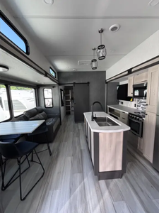 Camping-car d'occasion 3 mois d'utilisation 2023 2024 2025 Forest River Fifth OZARK 26KB Remorque de voyage RV - Product Image 2