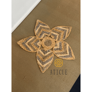 แผ่นรองจานรูปดาวขนาด 25 นิ้ว ทำจากปอกระเจา ถักมือ เป็นมิตรกับสิ่งแวดล้อม ใช้ตกแต่งโต๊ะสไตล์เรียบง่าย เหมาะสำหรับวันหยุด กันน้ำ ใช้เป็นของตกแต่งกลางโต๊ะ - Product Image 1