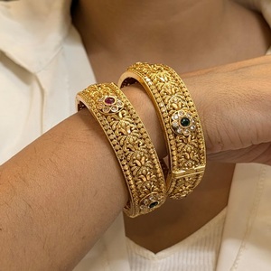 Brazaletes chapados en oro de diseñador para mujer Diseño tradicional para bodas y ropa festiva Brazaletes de diseñador - Product Image 1