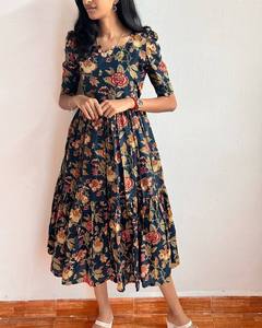 Robe longue bohème élégante pour femmes Robe longue fluide trapèze imprimée ethnique avec manches bouffantes et boutons à l'avant - Product Image 4