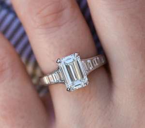 Anillo de Compromiso y Boda de Plata de Ley con Moissanita Cultivada en Laboratorio de Corte Esmeralda de 2.50 CTW, Engaste de Canal, Diamante CVD, Joyería Fina Elegante - Product Image 5