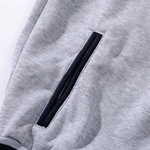 Veste de baseball personnalisée en molleton bicolore gris et bleu marine pour hommes, style universitaire, vente en gros, fabricant en vrac - Product Image 4