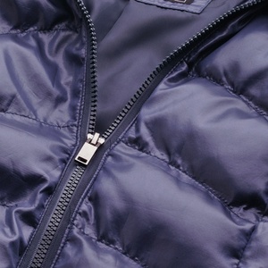 Vestes matelassées en tricot lourd d'hiver à col à capuche, coupe ajustée, réfléchissantes, brillantes, gonflées, avec poignets élastiques, fabrication au Pakistan - Product Image 5