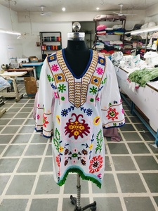 Vestido Bordado Suzani Bohemio Encantador con Flecos y Encaje, Estilo Informal, Cuello en V, para Mujer, Túnica para Playa - Product Image 6