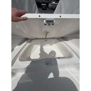 Bateau de travail et de divertissement Robalo R180 2025 neuf avec coque en fibre de verre, acier et aluminium pour le transport, la patrouille et la vitesse - Product Image 6