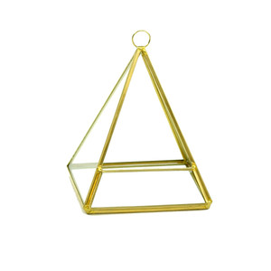 GET0906GD - Terrarium en verre géométrique en forme de pyramide triangulaire dorée. 5.5H - Product Image 1
