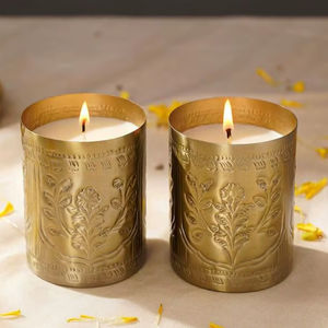 Portavelas Moderno de Metal Dorado para Habitaciones Minimalistas que Ofrece un Aspecto Limpio y Elegante con Luz de Vela - Product Image 1