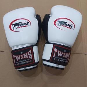 Guantes de Boxeo Twins de Piel de Vacuno de Primera Calidad Hechos a Medida, Guantes de Boxeo Twins Personalizados para Sparring - Product Image 1