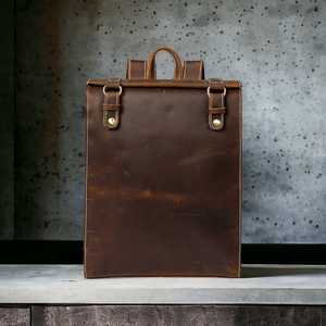 Sac à dos en cuir rustique Heritage avec boucles antiques et détails artisanaux - Product Image 1