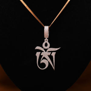 Colgante en forma de OM de estética tibetana con pequeño Diamante de moissanita, joyería corporal de Plata de Ley 925 para mujeres en todas las ocasiones - Product Image 2