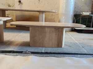 Table basse scandinave NORDICA à nervures avec plateau en marbre et base en bois, design ovale moderne, décorative, faite à la main, plateau relevable - Product Image 3