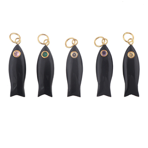 Pendentif de sculpture de poisson en onyx noir naturel connecteur breloques en laiton métal plaqué or 18 carats pendentif sculpture à la main pour collier - Product Image 1