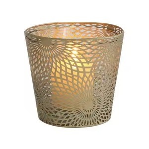 Portavelas Votivo de Hierro Negro Ornamentado con Detalles Florales, Colores Personalizables, Efecto de Iluminación Suave para Navidad, Ambiente Interior Tranquilo - Product Image 2