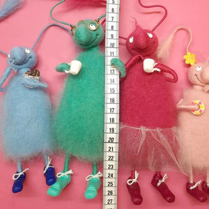 Vibrantes esculturas de cucarachas de lana de fieltro ecológicas hechas a mano decoración de insectos sostenible para el hogar juguetes de animales de peluche - Product Image 3