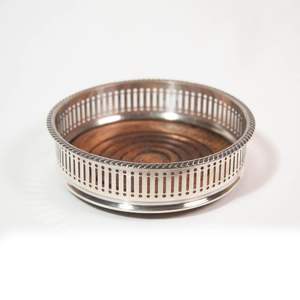 Posavasos de metal liso para botellas de vino, superficie que permite una fácil limpieza, mantenimiento e higiene durante eventos, cocinas y bares. - Product Image 1