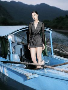 Robe midi à manches longues pour femmes avec col fendu Taille élastique Robe midi XAVIA Tissu non froissé du Vietnam - Product Image 3