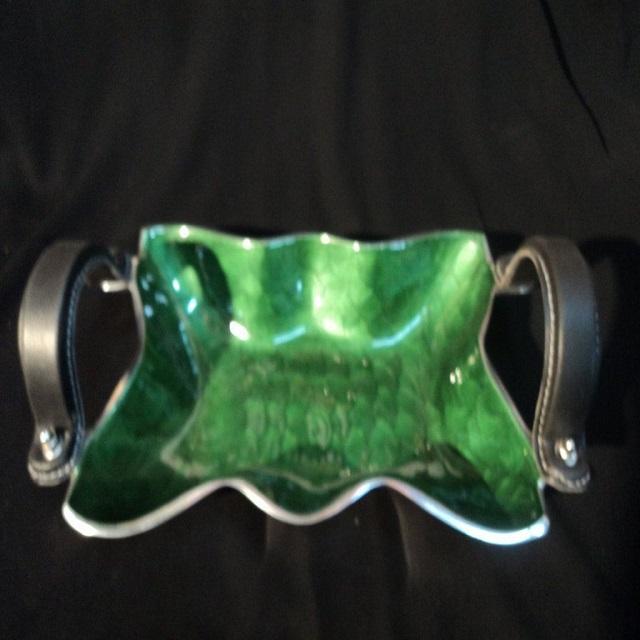 สีเขียวเข้ม