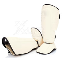 Protège-tibias en cuir haute performance pour adultes, mousse absorbant les chocs, design respirant, construction légère, protection avec fermeture auto-agrippante