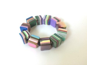 Bracelet de bijoux de mode en résine de couleur fabriquée à la main de qualité supérieure pour femmes d'Inde. - Product Image 3
