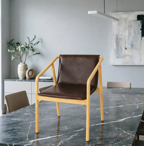 Chaise de salle à manger scandinave moderne avec revêtement en cuir et pieds en bois pour l'ameublement de la maison - Product Image 1