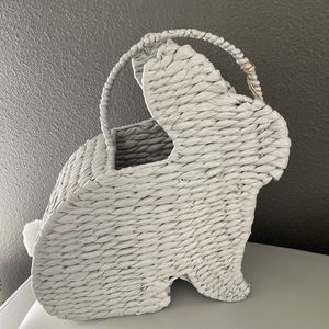 Adorable panier de lapin en jacinthe d'eau blanche, panier de lapin de pâques en osier naturel avec poignée, fabriqué au Vietnam - Product Image 1