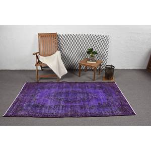 Alfombra de lana Vintage en púrpura y negro de 37x69 pies, diseño rectangular de retazos hecho a mano para entrada, sala de estar o dormitorio - Product Image 3