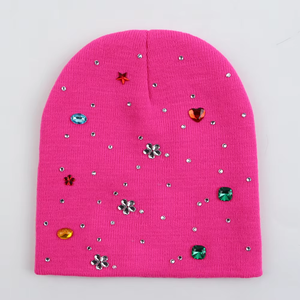 Venta al por mayor gorros de diamantes de imitación de las mujeres de otoño e invierno de moda de punto de color sólido cálido perla con remache de invierno sombrero de diamantes de imitación - Product Image 1