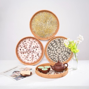 Nouvelle arrivée deluxe osier mosaïque motif floral plateaux meilleure qualité décoratif rotin nacre plateau - Product Image 1