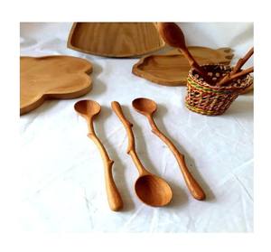 ช้อนไม้ด้ามยาวเหมาะสำหรับคนซอสซุปและการเตรียมร้อนที่แตกต่างกัน - Product Image 1