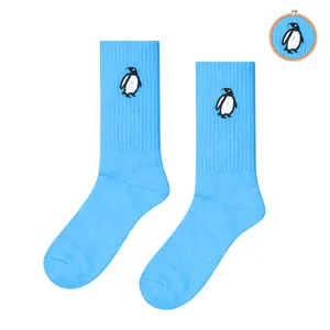 Calcetines Deportivos de Otoño con Diseño de Pingüino Bordado, Logotipo Personalizable, Impresión Digital, Antibacterianos, Absorbentes de Sudor, Hechos de Bambú - Product Image 1