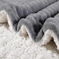 Couverture grise épaisse rayée par emmaillotage de bébé de Sherpa de peluche simple neutre légère pour la journée froide