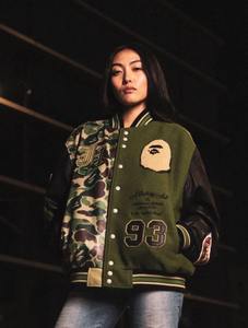เสื้อแจ็คเก็ตวาร์ซิตี้ลายพรางสำหรับผู้ชาย สไตล์สตรีทแวร์ สีเขียว แต่งลายปะติด พร้อมแขนหนังสีดำ เสื้อแจ็คเก็ตเลตเตอร์แมนแนวฮิปฮอป ทรงบอมเบอร์ ทันสมัย - Product Image 3