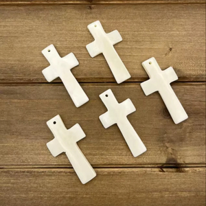 Pendentif croix en os de style animal poli - Product Image 1