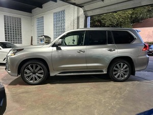Lexus LX 570 4WD 5.7L V8 SUV 8 places d'occasion 2017 à vendre - Product Image 2