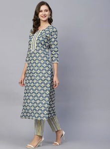 Robe Kurti kurta en coton à motif long imprimé de créateur indien de haute qualité pour dames dernière collection de l'Inde 2024 - Product Image 2