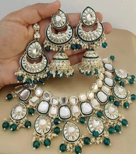 Ensemble de collier Kundan plaqué or hautement artisanal avec boucles d'oreilles Jhumka, perles vertes, bijoux indiens de mariage et de fête, imitation - Product Image 1