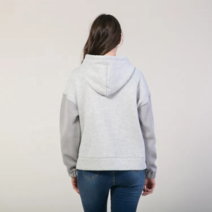 Sweat-shirt à capuche gris décontracté pour femme, coupe épaules tombantes, idéal pour l'automne et les activités de plein air - Product Image 3