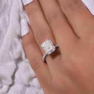 แหวนเพชรโมอิสเพชรเทียมบดละเอียด4.15กะรัตสำหรับผู้หญิงแหวนโซลิแทร์ประกายเจิดจรัสพร้อมรัศมีที่ซ่อนอยู่ - Product Image 1