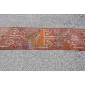 Alfombra Turca, Alfombra Vintage de 2.7x9.9 pies, Alfombra Herki Roja Blanca con Plantas y Árboles - Product Image 3