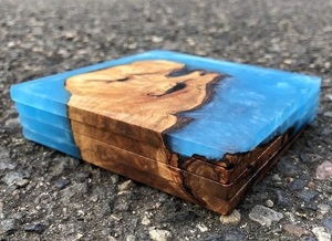 Posavasos de resina epoxi y madera de nogal de diseñador con remolino único para decoración de interiores disponibles en Worldwide Supply - Product Image 3