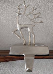 Lot de 4 porte-bas de Noël renne en métal noir rustique cintres de cheminée en fonte robuste pour la décoration de la cheminée - Product Image 4