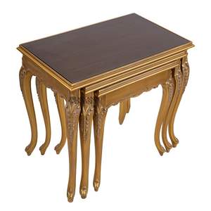 Ensemble de tables gigognes classiques en or avec dessus brillants foncés et pieds courbes élégamment sculptés à la main pour une décoration intérieure de luxe - Product Image 4