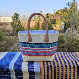 Sac à rabat pour femme en sisal tissé à la main avec poignées et bandoulière chaîne, fermeture ouverte, capacité 2-2,9 L, doublure en coton, mode luxe - Product Image 1