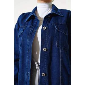 Veste courte en jean à double poche sur la poitrine, coupe classique, motif très coloré, fabriquée en TR - Product Image 3