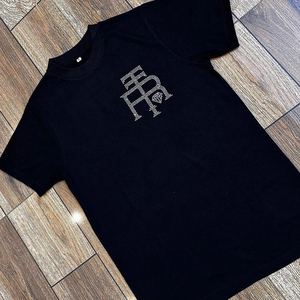 Camiseta de Jersey informal Lisa negra bien diseñada con diseño de diamantes de imitación Camiseta ajustada de manga corta con cuello redondo y patrón sólido - Product Image 4