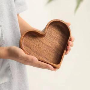 Bol en bois en forme de cœur fait à la main, écologique, en bois massif, pour servir des salades, des fruits, utilisation en cuisine - Product Image 4
