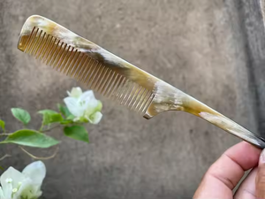 Peigne en corne de qualité supérieure Crescent Crafts lisse et écologique - Product Image 2