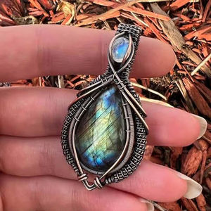 Pendentif Pyramide Unique en Fil de Laiton Doré Vintage avec Perle de Culture d'Eau Douce Labradroit, Malachite et Pierre de Naissance – Idéal pour Mariage - Product Image 1